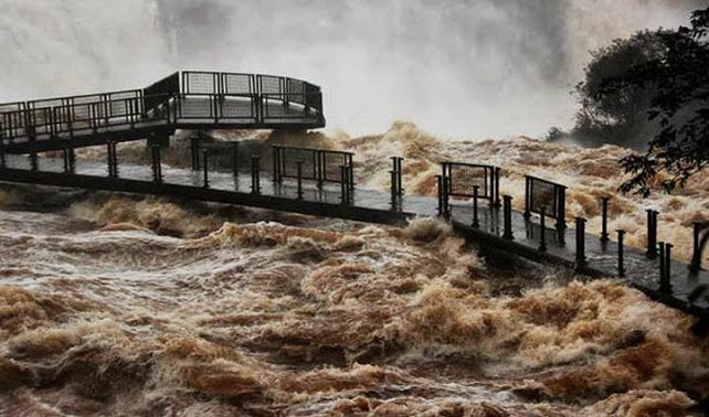 Impresionantes imágenes de las cataratas del Iguazú por la crecida del río