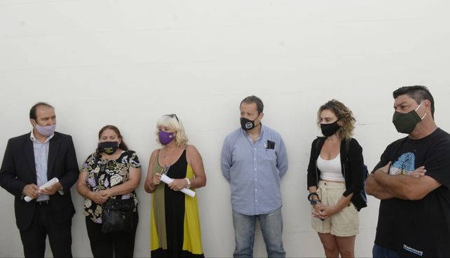 La diputada provincial Matilde Bruera (tercera de izquierda a derecha) participó de la conferencia de prensa.