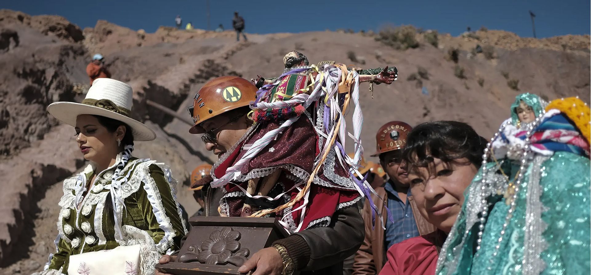 Un hombre lleva una estatua del dios de los mineros durante el carnaval de los mineros, Potosí, Bolivia. Fotografía: Anadolu/Getty Images Un hombre lleva una estatua del dios de los mineros durante el carnaval de los mineros, Potosí, Bolivia. Fotografía: Anadolu/Getty Images
