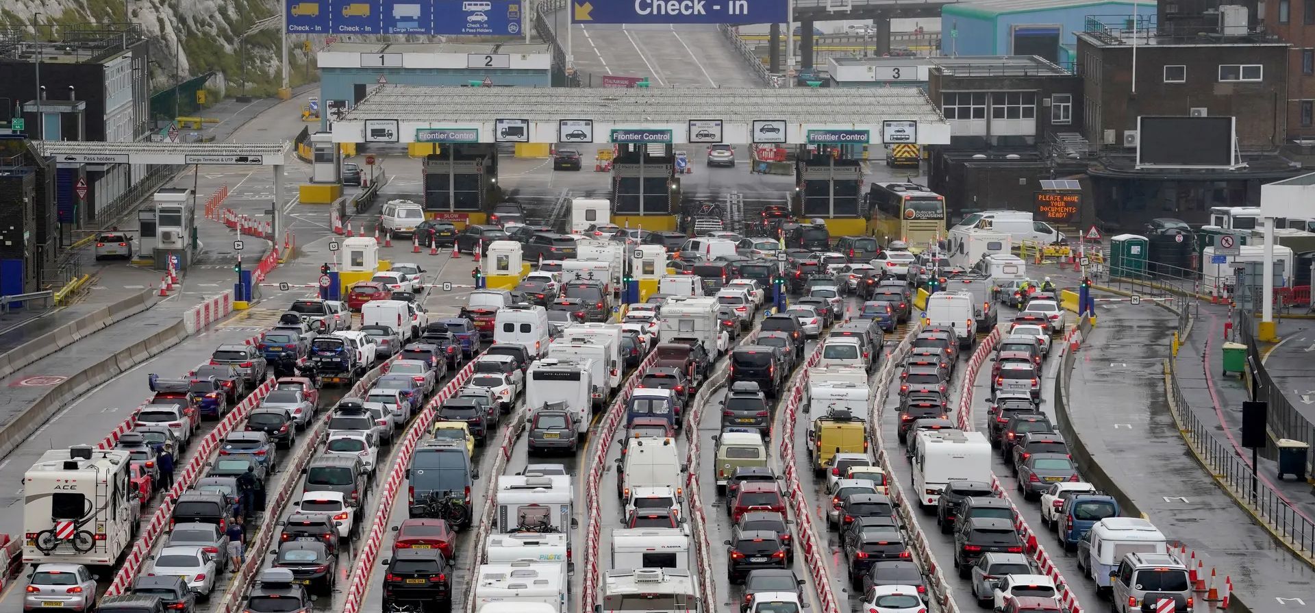 Una larga fila de autos hacen cola en el puerto de Dover, en Kent, Dover, Reino Unido. Continúa el ajetreado período de viajes de verano. Fotografía: Gareth Fuller/PA Una larga fila de autos hacen cola en el puerto de Dover, en Kent, Dover, Reino Unido. Continúa el ajetreado período de viajes de verano. Fotografía: Gareth Fuller/PA