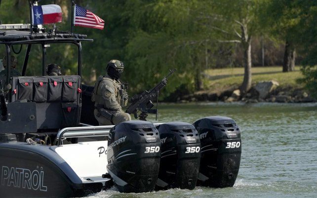 Un bote patrulla la frontera entre Estados Unidos y México, en Mission, Texas. Una oleada de migrantes en la frontera suroeste tiene a la administración Biden a la defensiva. El jefe de Seguridad Nacional reconoció la gravedad del problema, pero insistió en que está bajo control.