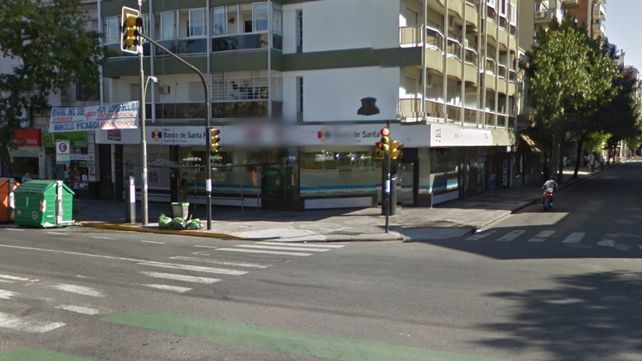 Detuvieron a dos rumanos cuando intentaban pescar billetes en un cajero automático