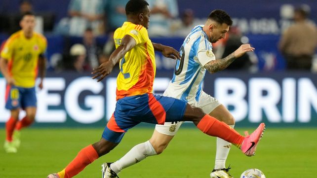 Lionel Messi trata de burlar a Carlos Cuesta. Argentina y Colombia dejan todo en una gran final.