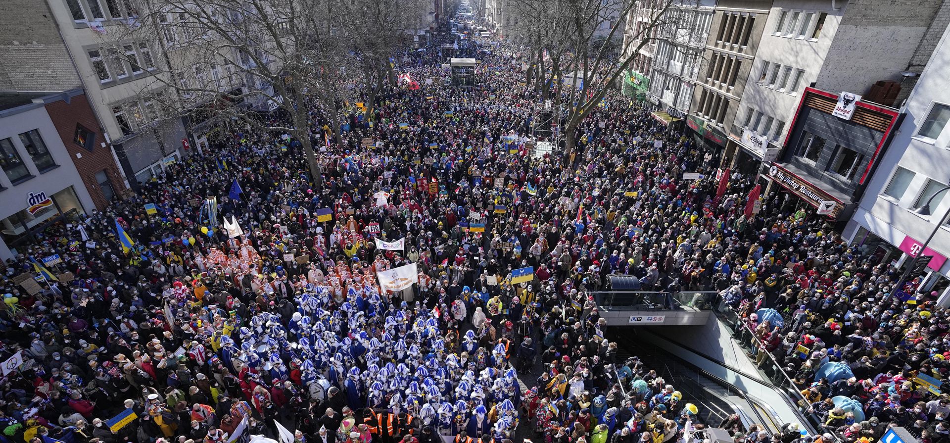Los festejos del carnaval en una plaza en Colonia, Alemania, fueron suplantados por una marcha por la paz contra la guerra en Ucrania, el lunes 28 de febrero de 2022. El tradicional Desfile del Lunes de las Rosas de carnaval en Colonia fue cancelado debido a la guerra de Rusia en Ucrania .