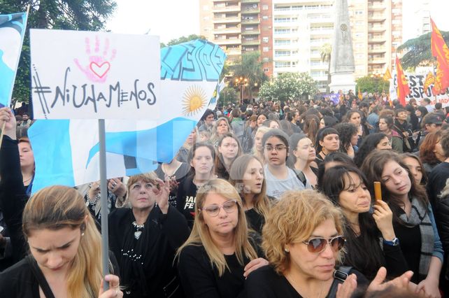 En un miércoles negro, cientos de mujeres pararon y marcharon contra los femicidios