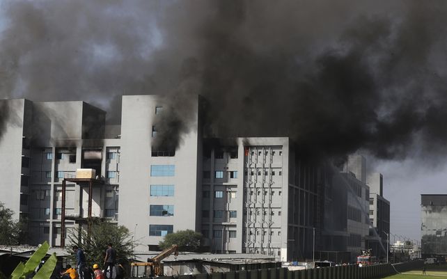 Los bomberos intentan apagar un incendio en el Serum Institute de India