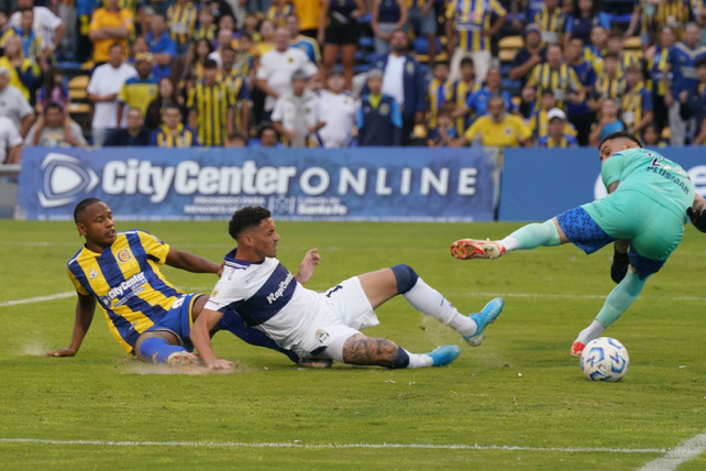 Jaminton Campaz tuvo la primera chance para Central ante Gimnasia.