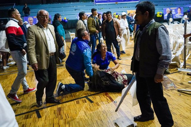 Un seguidor de Villavicencio yace herido después de que el candidato fuera asesinado a la salida de un mitin en Quito.