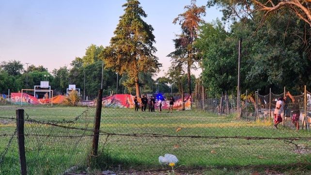 El cuerpo estaba sobre un lateral de la canchita del club.