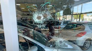 Una agencia de autos blanco de una balacera extorsiva, lugar común del delito en Rosario.&nbsp;