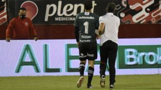 Afuera. Alan Aguerre se retira, mientras le sostienen el codo derecho, tras chocar con Tevez.