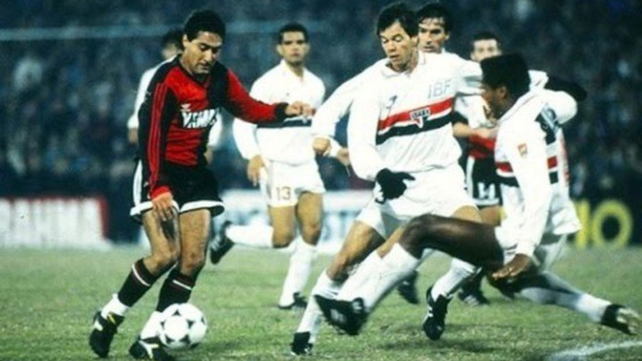 Zamora intenta gambetear en la final de la Libertadores del 92 que la lepra perdió por 1 a 0 y luego 3 a 2 en los penales.