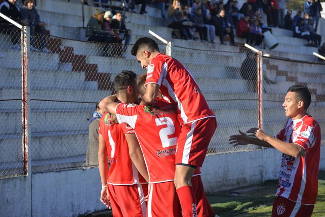Atlético Paraná goleó en el día de su cumpleaños