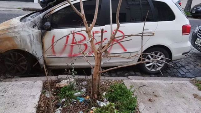 Caza Uber queman cinco autos en la noche
