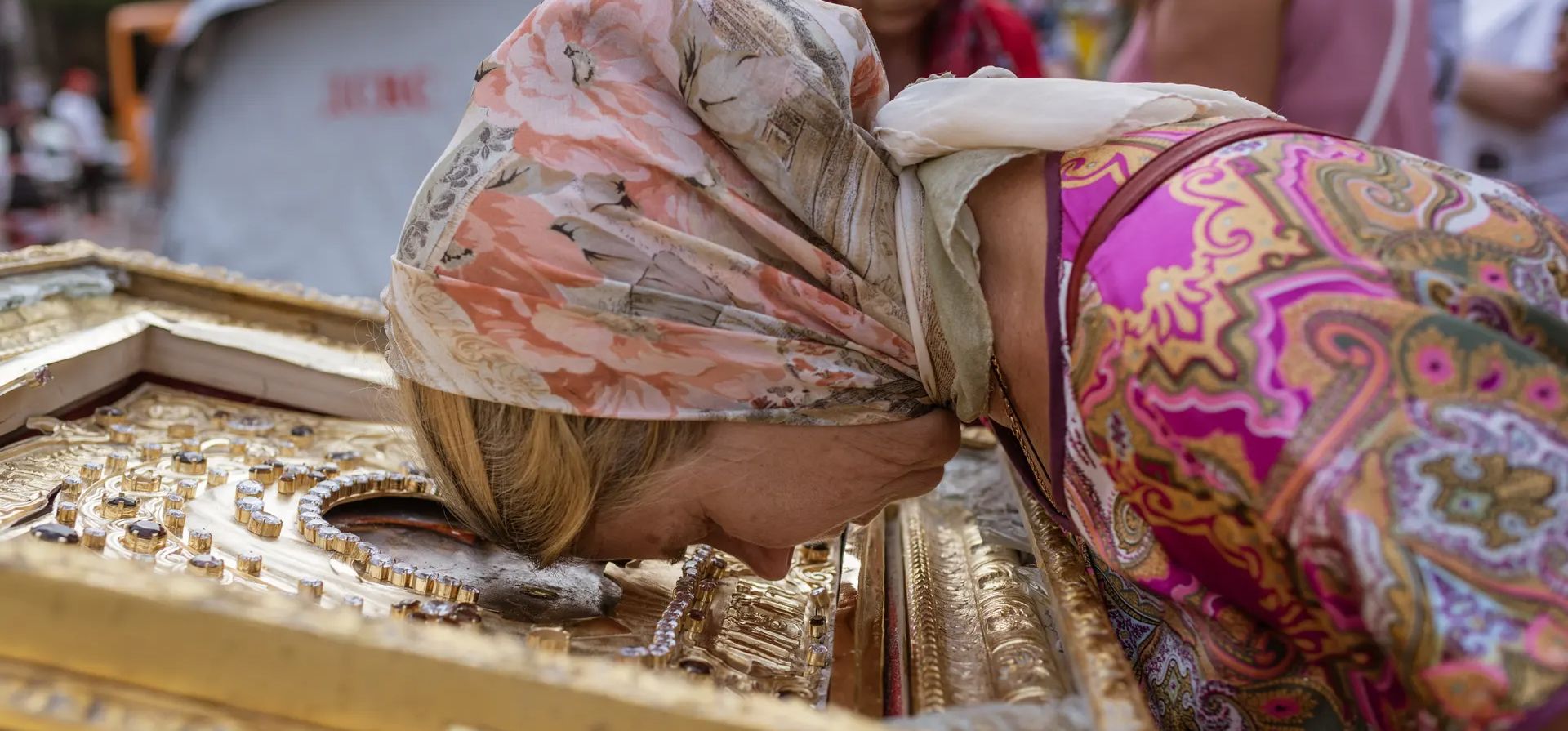 Odesa, Ucrania. Una mujer reza junto a un icono de la Madre de Dios Kasperovskaya recuperado del interior de la Catedral de la Transfiguración después de un ataque con misiles rusos. Fotografía: Agencia Anadolu/Getty Images Odesa, Ucrania. Una mujer reza junto a un icono de la Madre de Dios Kasperovskaya recuperado del interior de la Catedral de la Transfiguración después de un ataque con misiles rusos. Fotografía: Agencia Anadolu/Getty Images
