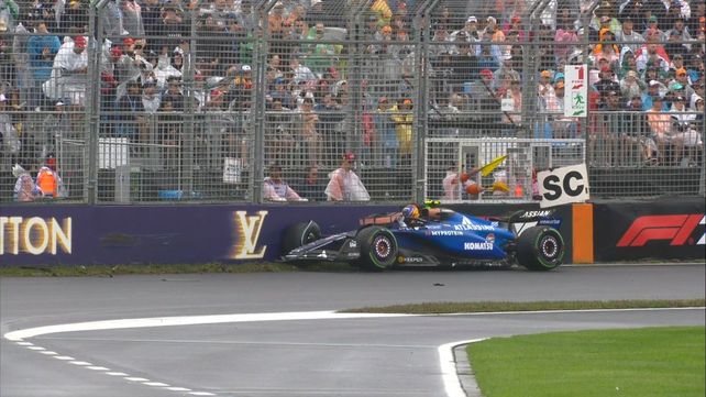 Carlos Sainz perdió el auto en la última curva del circuito y se pegó duro.