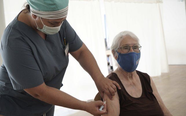 Comenzó el pasado miércoles la aplicación de la vacuna Sputnik V contra el coronavirus a los adultos mayores de 90 años en cuatro centros municipales de distrito.