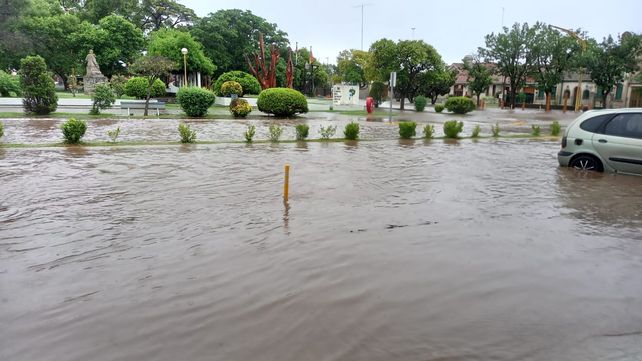 Una fuerte tormenta voló techos en Las Parejas y Larguía y anegó la planta urbana de El Trébol