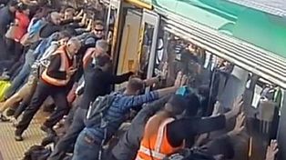 Un gesto solidario para ayudar a un hombre atrapado entre un vagón de subte y el andén