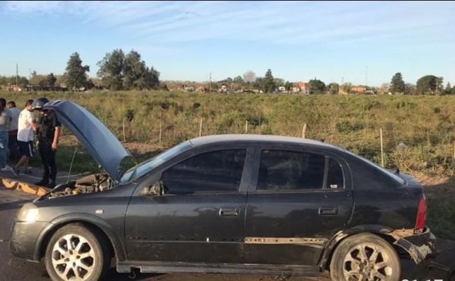 El Chevrolet Astra donde se movilizaban dos jóvenes que intentaron escapar de la policía.