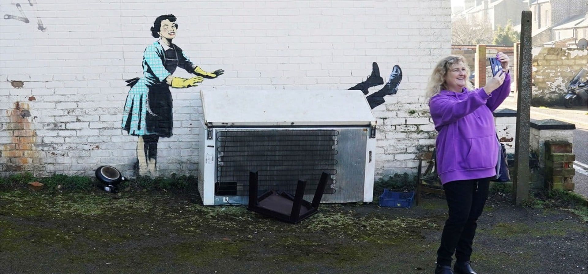 Una nueva obra de arte del artista callejero Banksy, titulada "Máscara de San Valentín" en el lateral de un edificio en Margate, Inglaterra, martes 14 de febrero de 2023. (Gareth Fuller/PA vía AP)