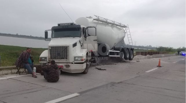 Un camión reventó una goma y quedó colgado en un puente de la 168
