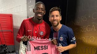 Dembélé posa sonriente junto a Lionel Messi y la camiseta número 10 de Inter Miami.
