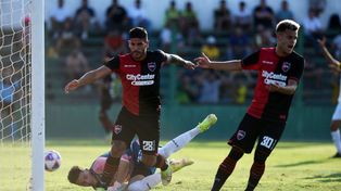 El gol que no fue. Recalde acaba de conectar y la mandó a la red, mientras Ferreira festeja. El empate de Newells fue anulado por off side.