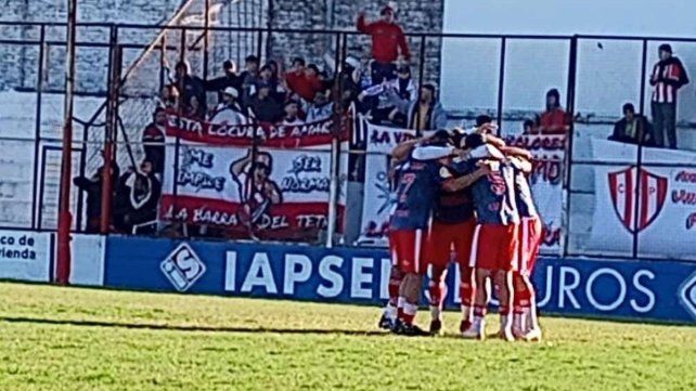 Atlético Paraná festejó ante su gente y sueña con la consagración.