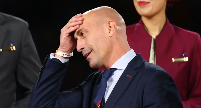 Luis Rubiales (el Chiqui Tapia de Argentina) fue suspendido&nbsp; por FIFA tras besas en la boca a una jugadora sin sun consentimiento.