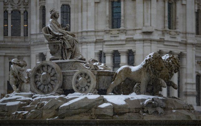 La fuente de Cibeles cubierta de nieve tras el paso de la borrasca Filomena, en Madrid (España).