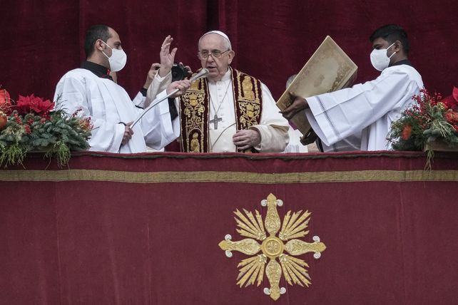 El Papa Francisco ofició este sábado en el Vaticano la misa de Navidad con aforo reducido por el aumento de los contagios de coronavirus.&nbsp;