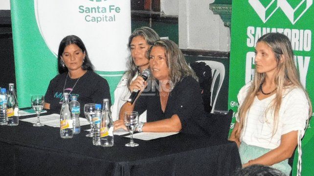 Sandra Velázques junto a Florencia Delfino y el staff de entrenadoras de Elite. Sandra Velázques junto a Florencia Delfino y el staff de entrenadoras de Elite.