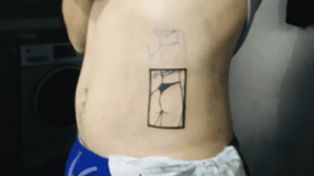Un muchacho se tatuó la cola de su novia para demostrar su amor