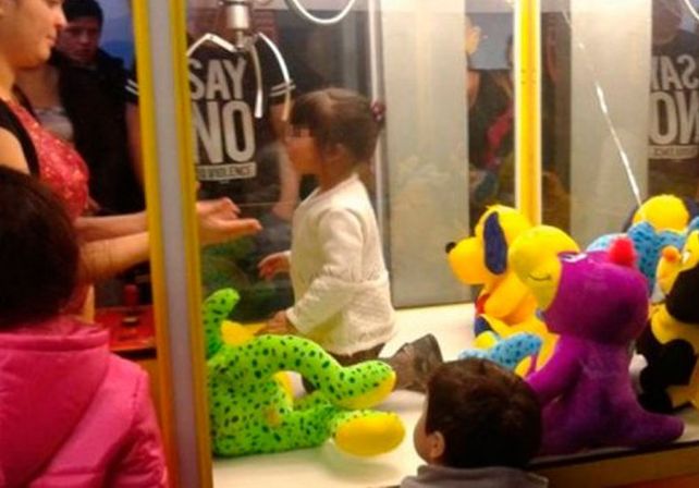 Nena indignada se mete en una máquina de peluches