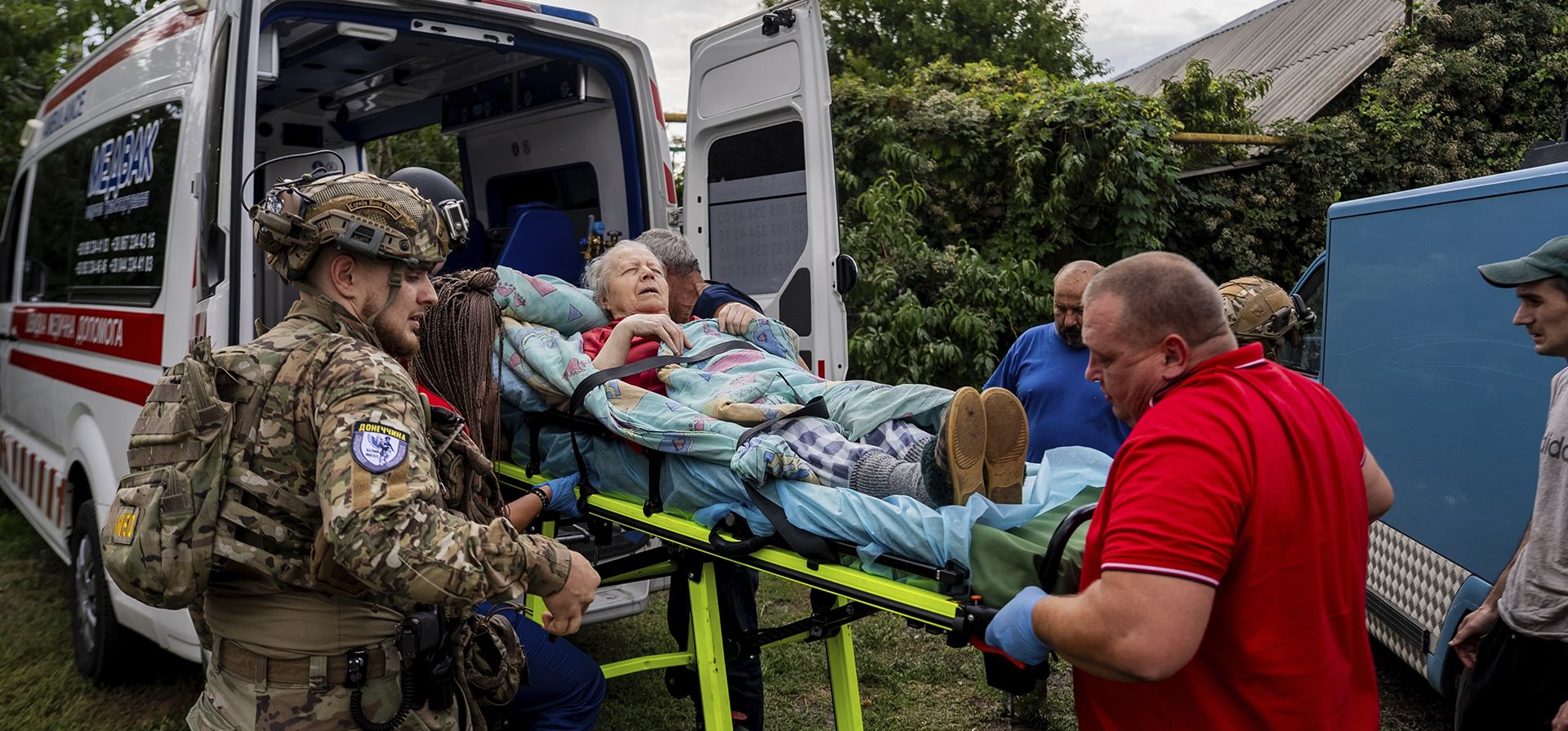 Policías y médicos trasladan a la ambulancia a Olha Trush, de 86 años, de la aldea de Yarova, que fue alcanzada por un ataque aéreo ruso que mató a decenas de civiles, en Sloviansk, región de Donetsk, el martes 9 de septiembre de 2025. (Foto AP/Alex Babenko) Policías y médicos trasladan a la ambulancia a Olha Trush, de 86 años, de la aldea de Yarova, que fue alcanzada por un ataque aéreo ruso que mató a decenas de civiles, en Sloviansk, región de Donetsk, el martes 9 de septiembre de 2025. (Foto AP/Alex Babenko)