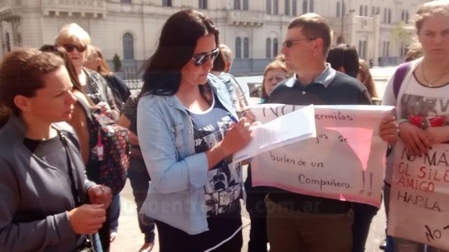 Juntan firmas para acompañar una nota en la que piden al CGE que investigue el accionar de la institución educativa