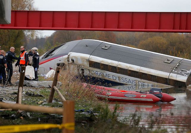 Al menos cinco muertos y siete heridos al descarrilar un tren de alta velocidad en Francia