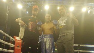 Ayrton Segovia 5-2 (2 KO) ganó por KOT en el primer round en categoría super gallo.