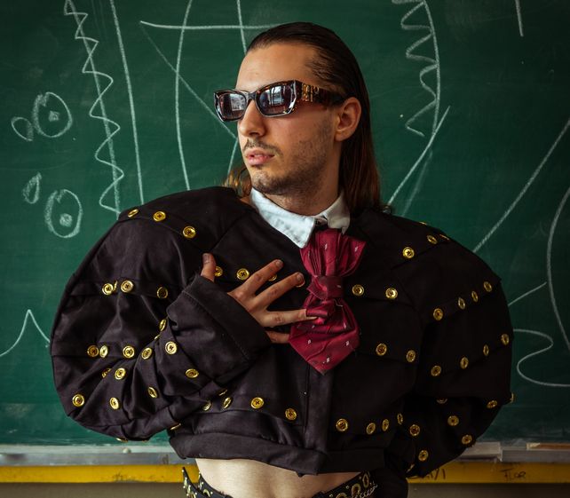Santiago Piro es vestuarista y desafía los estándares tradicionales de la moda.