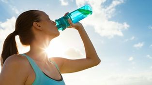 El 55% de los argentinos no toma los 2 litros de agua aconsejados