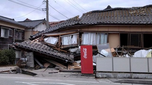 Un terremoto de 7.6 grados en Japón causó derrumbres y dejó a más de 35000 hogares sin luz.