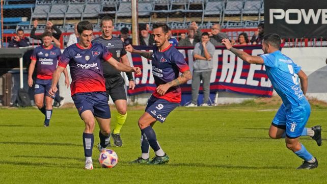 Antonio Kaial y Guido Di Vanni buscan el balón. Córdoba quiso pero no pudo con Liniers.