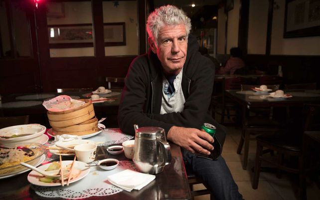 Bourdain en 2016 en un restaurant de Nueva York
