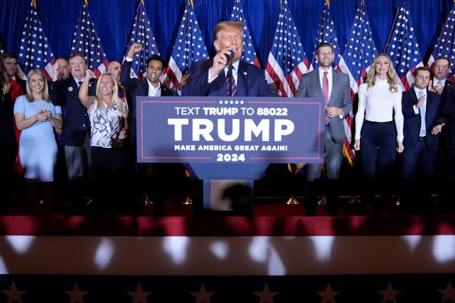 El postulante republicano festeja junto a sus seguidores los resultados en New Hampshire hablando en un acto en la ciudad de Nashua