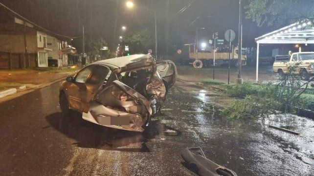 Un auto despistó y chocó contra un árbol la madrugada de este martes en Concordia. Dos varones y dos mujeres sufrieron traumatismo encéfalocraneano.