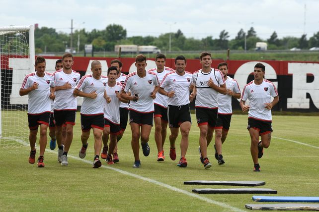 Se preparan. El cuerpo técnico hoy ordenará una jornada de fútbol. (Celina Mutti Lovera / La Capital)