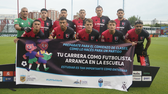 Los futbolistas de Newells que jugaron el primer partido con el Ogro Fabbiani en el banco.
