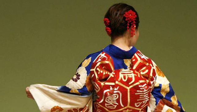 El kimono japonés se reinventa en pañuelos, abrigos y sombrillas