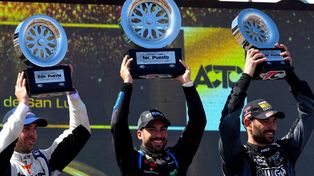 Julián Santero festeja la victoria en el inicio de la Copa de Oro del TC, flanqueado por Manu Urcera y Facundo Ardusso, que serían excluidos.